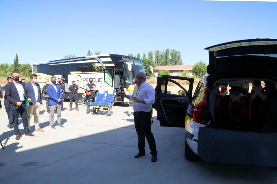 Visita y Presentación del Coche mas Seguro en Parque de Bomberos - Imagen de un momento de la presentación y demostración del E-Rescue Systems del Coche más Seguro en el Parque de Bomberos.