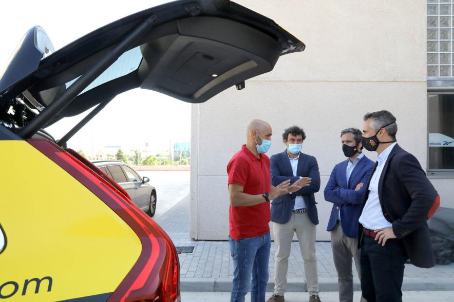 Visita y Presentación del Coche mas Seguro en Parque de Bomberos - Imagen de un momento de la presentación y demostración del E-Rescue Systems del Coche más Seguro en el Parque de Bomberos.