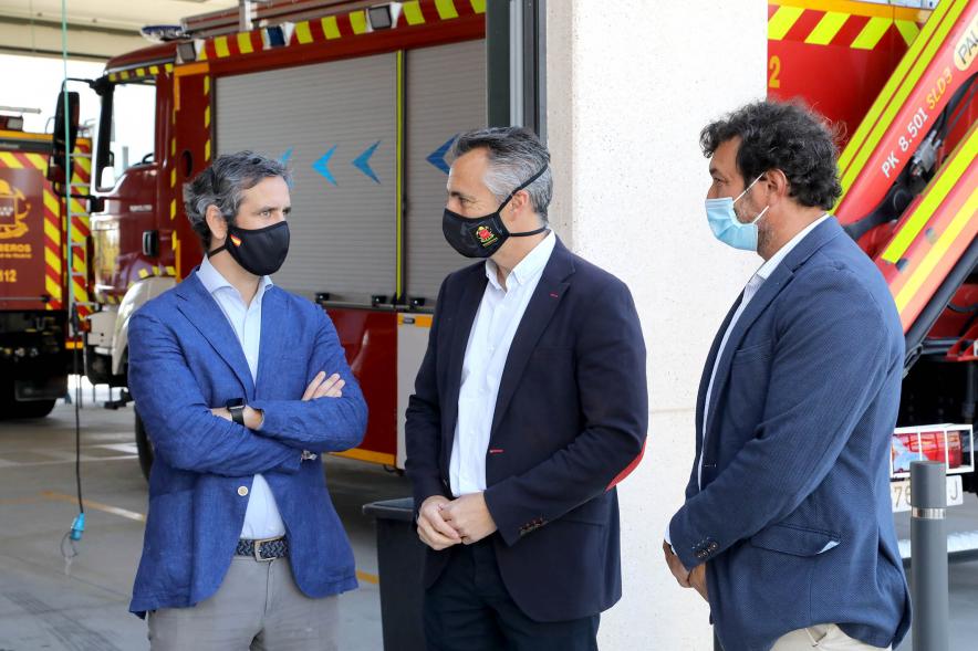 Visita y Presentación del Coche mas Seguro en Parque de Bomberos - Imagen del vicealcalde Aitor Retolaza y otras autoridades charlando durante la visita.