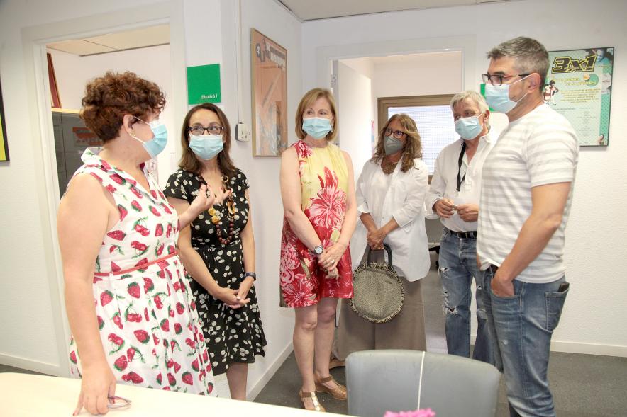 Visita al Centro de Atención Integral a Drogodependientes  - Imagen del Alcalde Rafael Sánchez Acera y las Concejalas Ofelia Culebradas e Inma Puyalto charlando con trabajadores del centro.