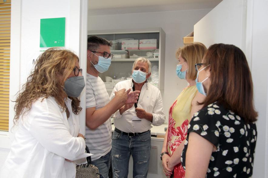 Visita al Centro de Atención Integral a Drogodependientes  - Imagen del Alcalde Rafael Sánchez Acera y las Concejalas Ofelia Culebradas e Inma Puyalto charlando con trabajadores del centro.