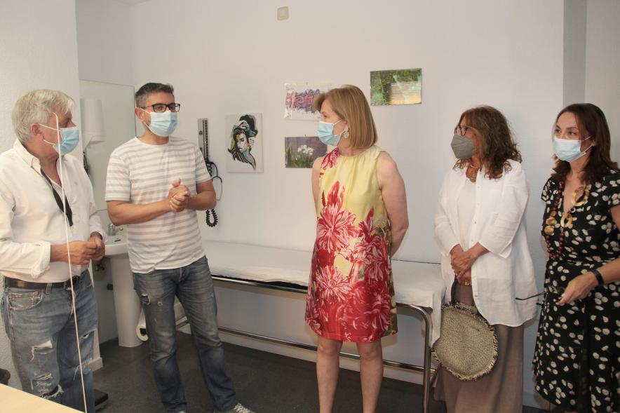 Visita al Centro de Atención Integral a Drogodependientes  - Imagen del Alcalde Rafael Sánchez Acera y las Concejalas Ofelia Culebradas e Inma Puyalto charlando con trabajadores del centro.