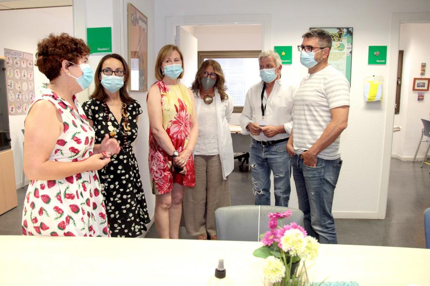  Visita al Centro de Atención Integral a Drogodependientes  - Imagen del Alcalde Rafael Sánchez Acera y las Concejalas Ofelia Culebradas e Inma Puyalto charlando con trabajadores del centro.