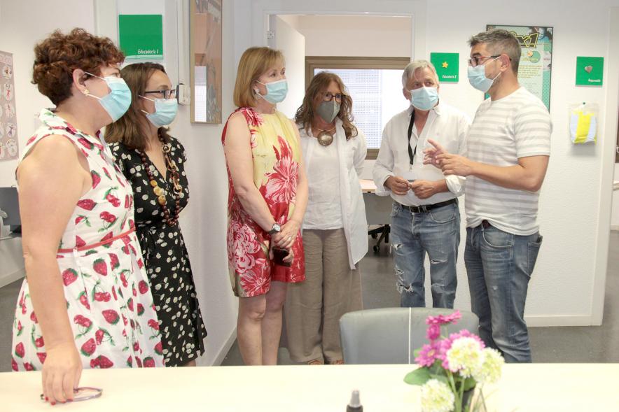 Visita al Centro de Atención Integral a Drogodependientes  - Imagen del Alcalde Rafael Sánchez Acera y las Concejalas Ofelia Culebradas e Inma Puyalto charlando con trabajadores del centro.