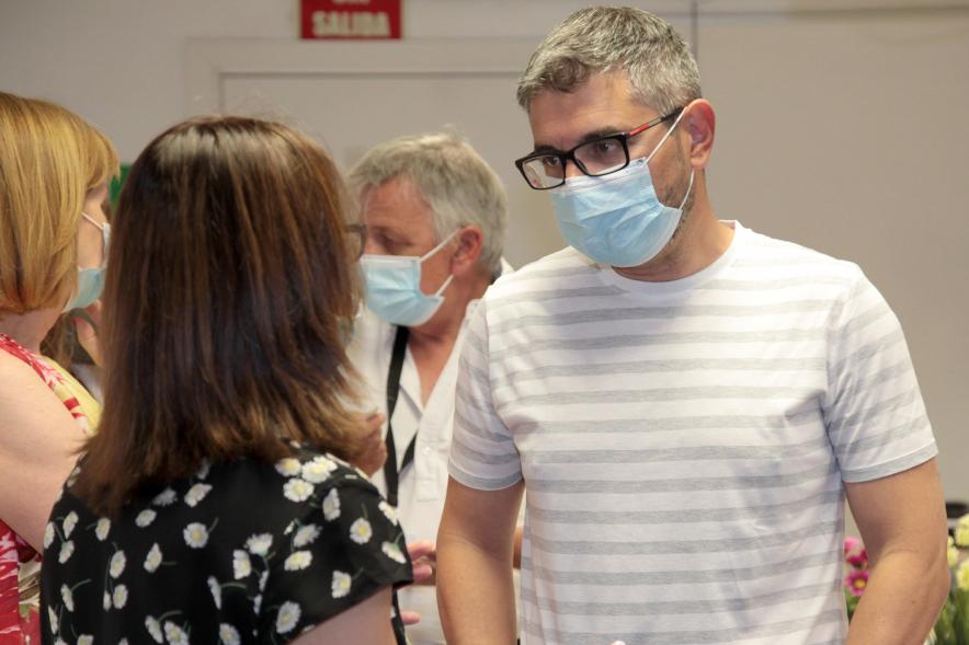 Visita al Centro de Atención Integral a Drogodependientes  - Imagen del Alcalde Rafael Sánchez Acera charlando con una trabajadora del centro.
