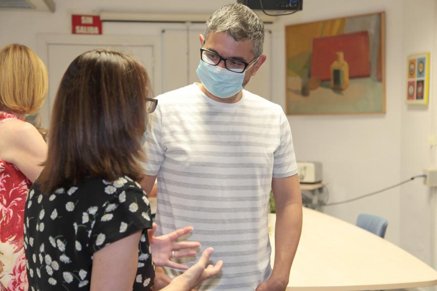  Visita al Centro de Atención Integral a Drogodependientes  - Imagen del Alcalde Rafael Sánchez Acera charlando con una trabajadora del centro.
