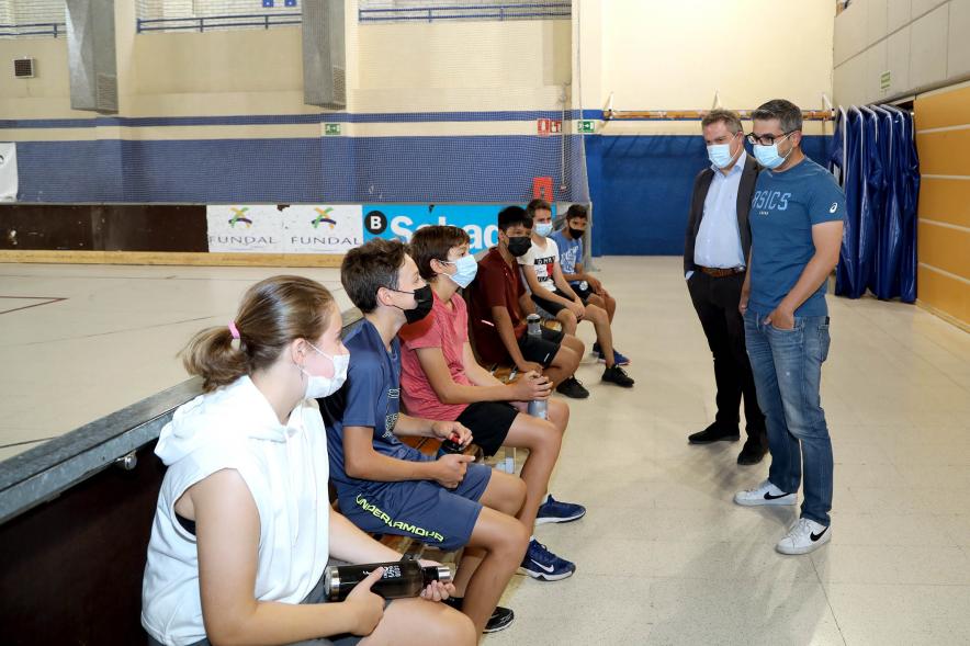 Vicealcalde Rafael Sánchez Acera, Concejal  Ángel Sánchez Sanguino y alumnos  en Campus Deportivo - 2021