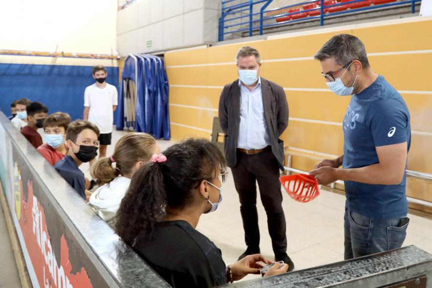 Vicealcalde Rafael Sánchez Acera, Concejal  Ángel Sánchez Sanguino y alumnos  en Campus Deportivo - 2021