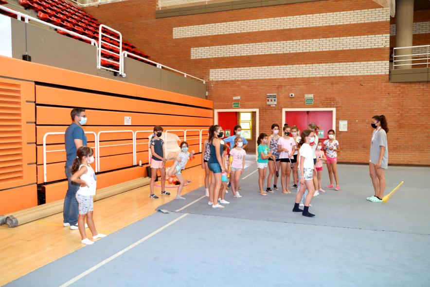 Vicealcalde Rafael Sánchez Acera y alumnos. Visita al Campus de Seporte 2021