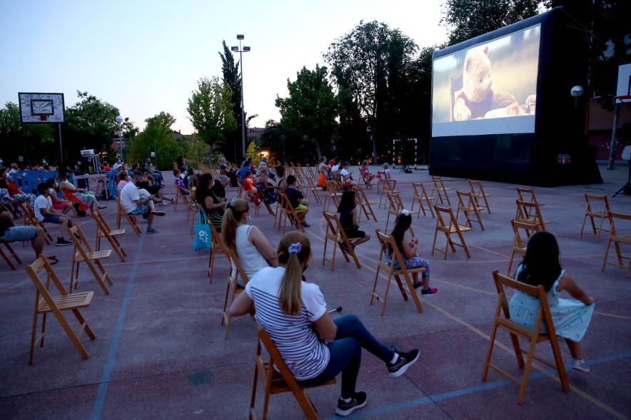 Cine de Verano - Imagen panorámica, podemos ver la proyección y el público asistente..