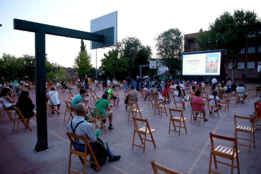 Cine de Verano - Imagen panorámica, podemos ver la proyección y el público asistente.