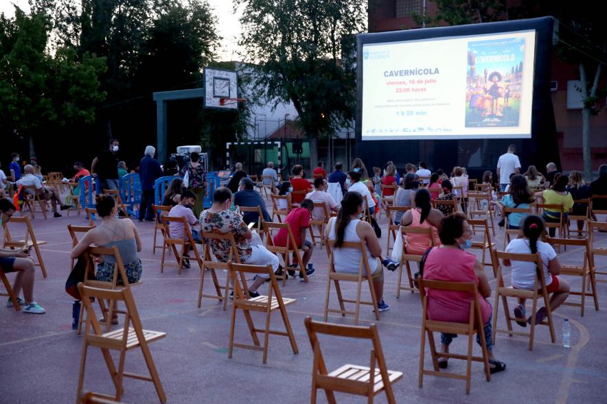 Cine de Verano - Imagen panorámica, podemos ver la proyección y el público asistente.
