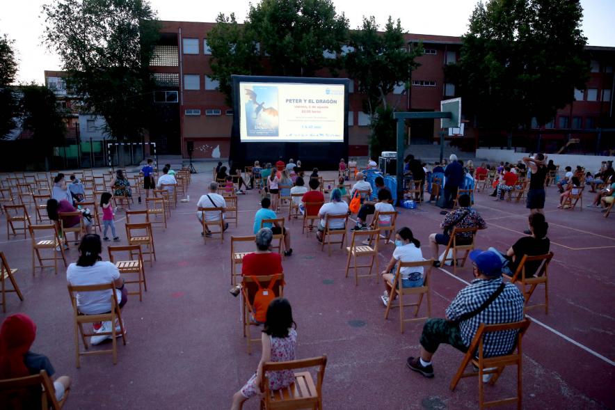 Cine de Verano - Imagen panorámica, podemos ver la proyección y el público asistente.