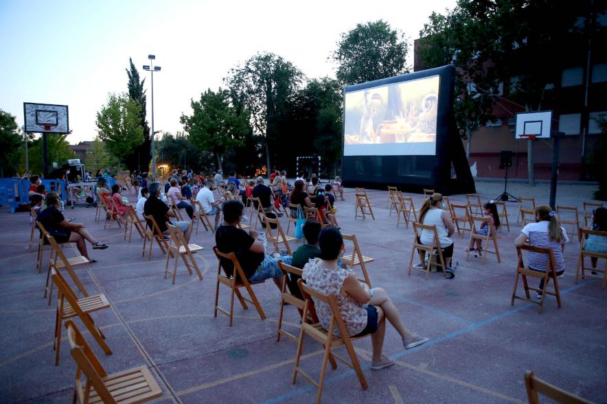 Cine de Verano -Imagen panorámica, podemos ver la proyección y el público asistente.