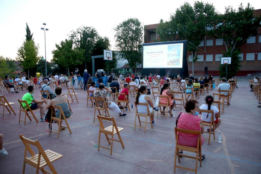 Cine de Verano -Imagen panorámica, podemos ver la proyección y el público asistente.