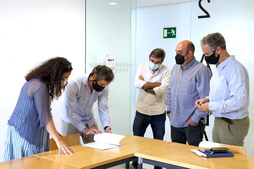 Firmantes observan el texto del acuerdo