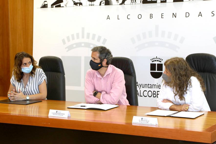 Firmantes charlan durante el encuentro
