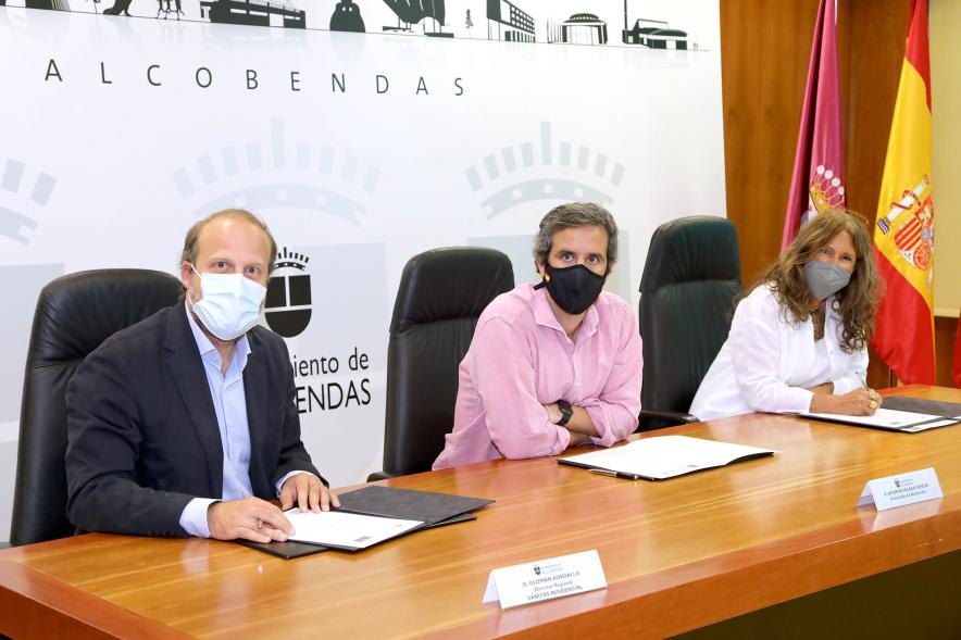 Firmantes charlan durante el encuentro