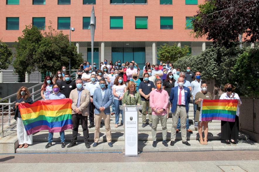 Miembros del ayuntamiento posan frente a este