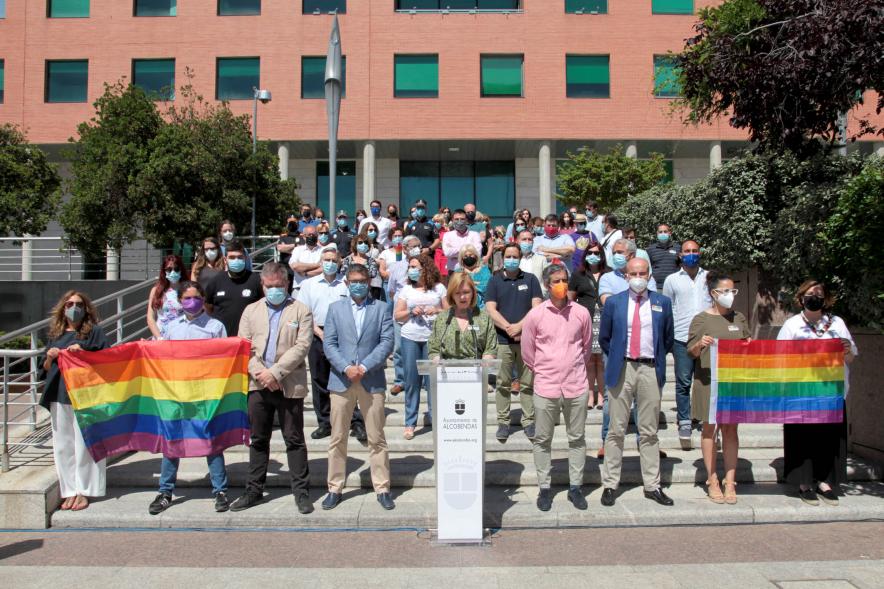 Miembros del ayuntamiento posan frente a este