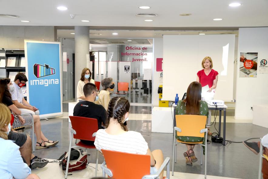 Jornada Técnica Presentación Resultados Proyecto DesYing - Imagen de la concejala Ofelia Culebras dirigiéndose a los jóvenes asistentes.