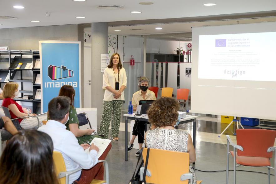 Jornada Técnica Presentación Resultados Proyecto DesYing - Imagen de una ponente en un momento de su presentación.                                                                                                                                                                                                                                         