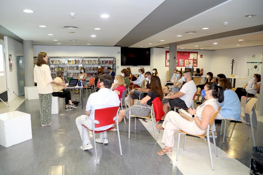 Jornada Técnica Presentación Resultados Proyecto DesYing - Imagen de una ponente en un momento de su presentación.
