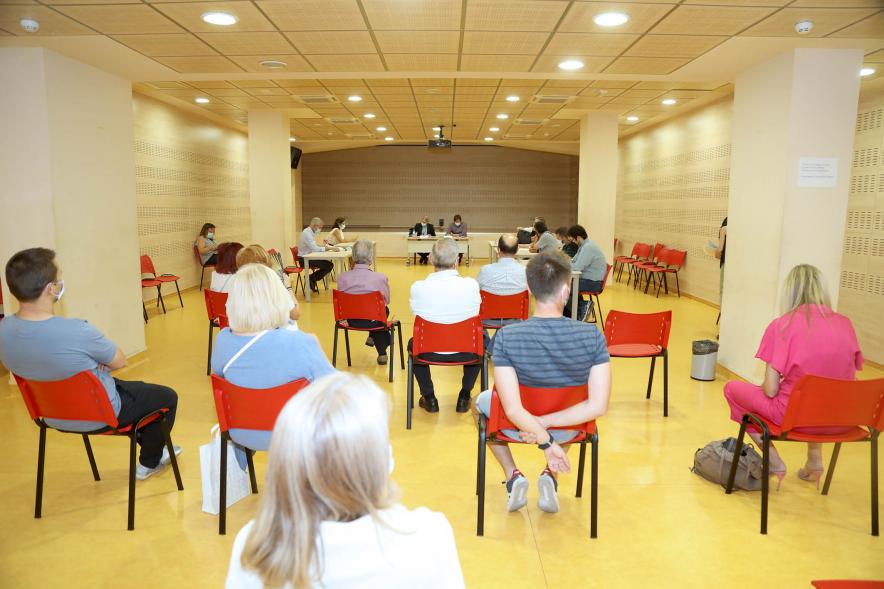 Junta de  Distrito Centro - Imagen de la sala con los vecinos y las autoridades municipales.