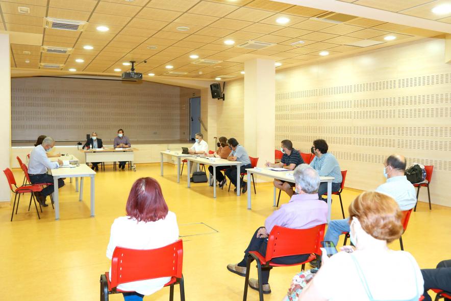 Junta de  Distrito Centro - Imagen de la sala con los vecinos y las autoridades municipales.