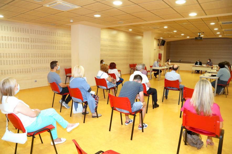 Junta de  Distrito Centro - Imagen de la sala con los vecinos y las autoridades municipales.