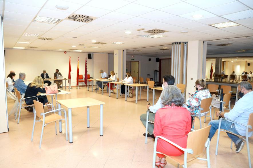 Junta de Distrito Urbanizaciones -  Imagen de la sala de reuniones con los vecinos y las autoridades municipales.
