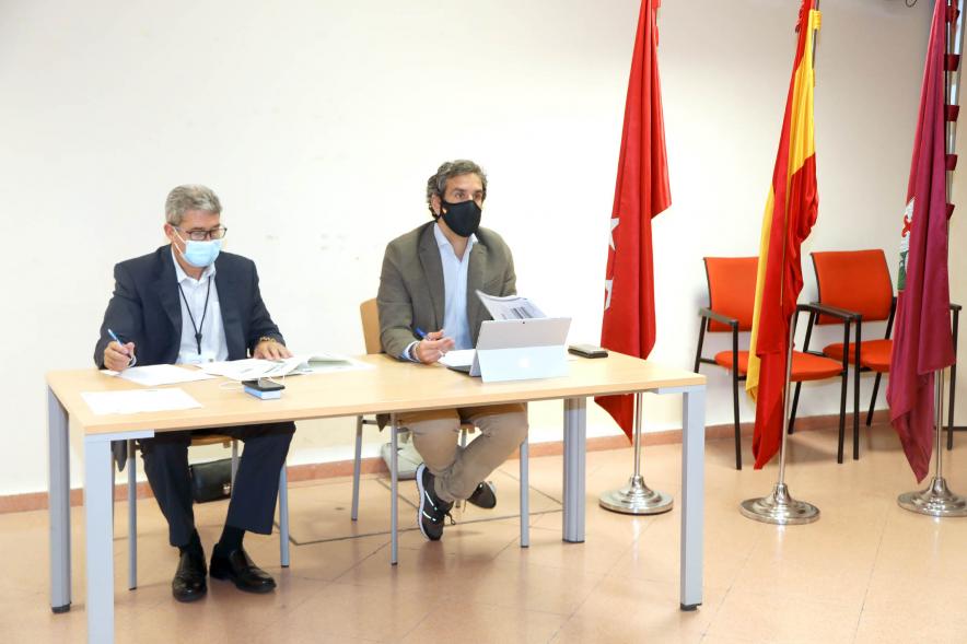  Junta de Distrito Urbanizaciones - Plano central de la mesa de autoridades con Aitor Retolaza, responsable del distrito.