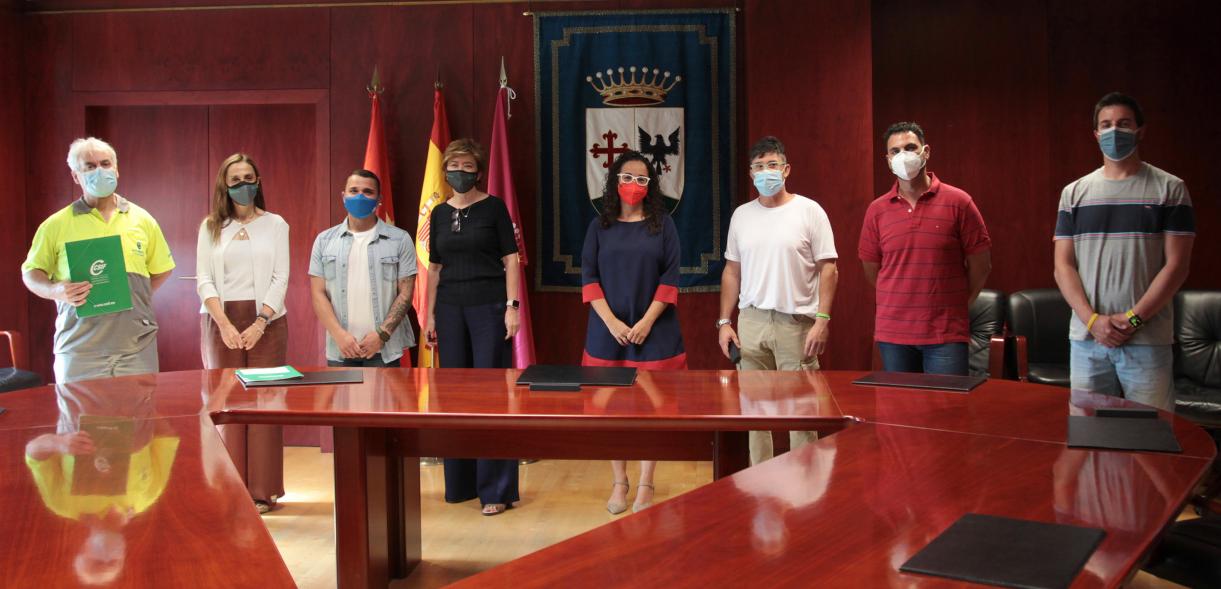 Firmantes posan tras la firma