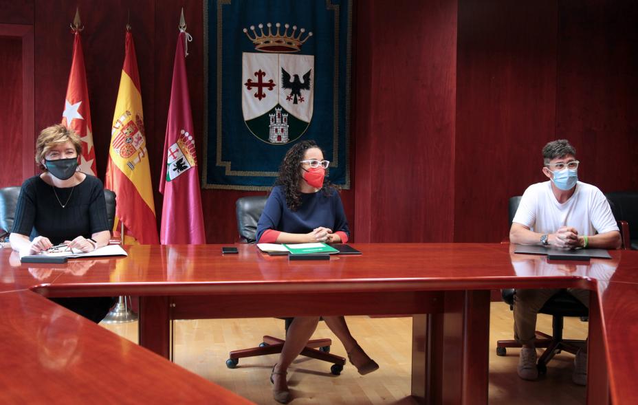 Firmantes charlan durante el encuentro