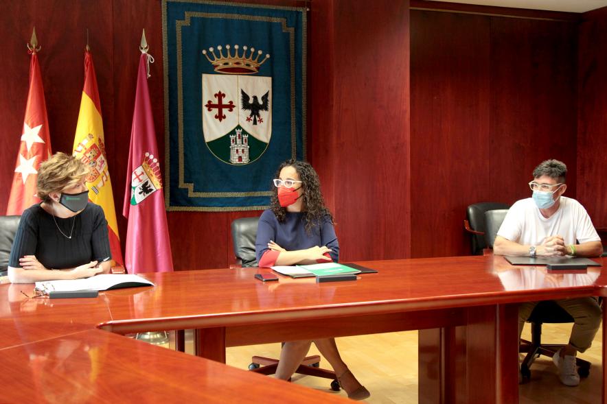 Firmantes charlan durante el encuentro