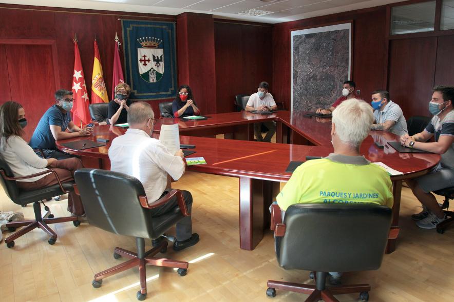 Representantes de cada una de las partes en la firma del acuerdo