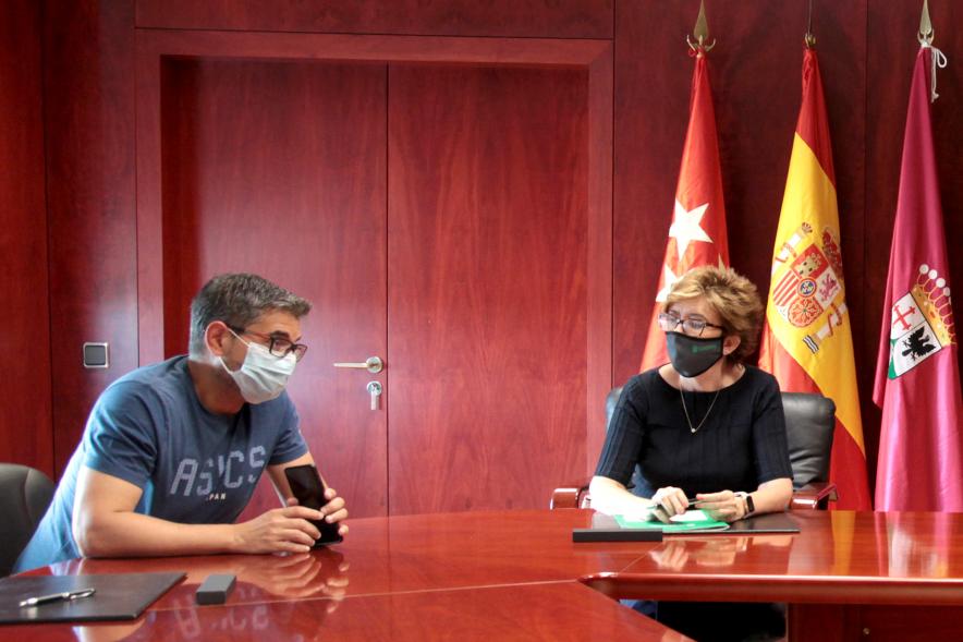 Firmantes posan tras la firma