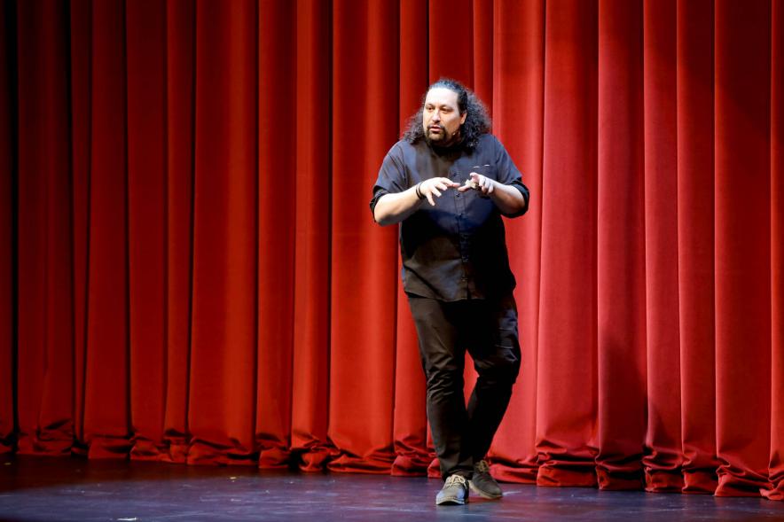  Gala de Magia a Favor del Pueblo Saharaui - Imagen de un momento de la actuación del mago Miguel Gea.