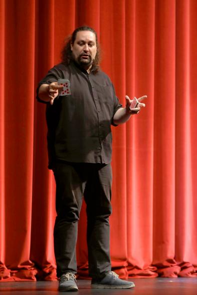  Gala de Magia a Favor del Pueblo Saharaui - Imagen de un momento de la actuación del mago Miguel Gea.