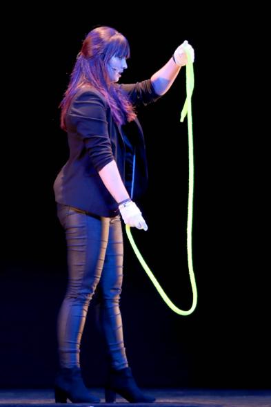 Gala de Magia a Favor del Pueblo Saharaui - Imagen de un momento de la actuación de la maga Martilda.
