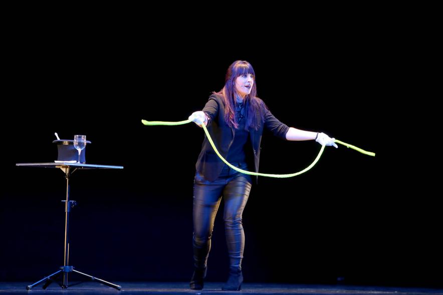 Gala de Magia a Favor del Pueblo Saharaui -  Imagen de un momento de la actuación de la maga Martilda.