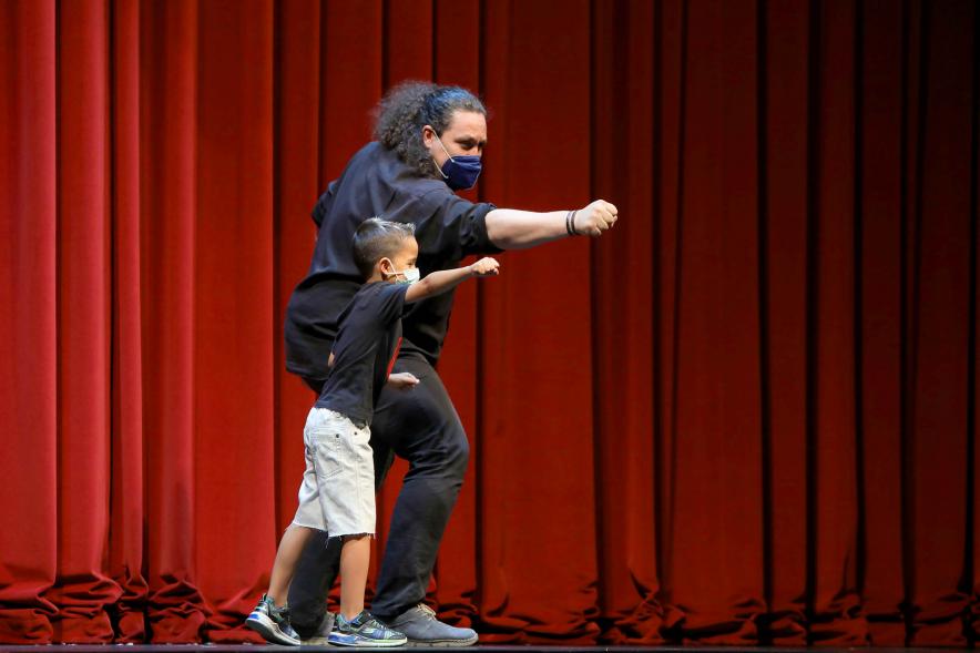 Gala de Magia a Favor del Pueblo Saharaui - Imagen de un momento de la actuación del mago Miguel Gea.
