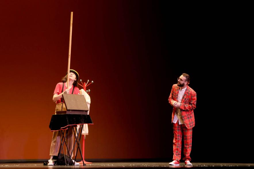 Gala de Magia a Favor del Pueblo Saharaui - Imagen de el momento de la actuación de una maga.