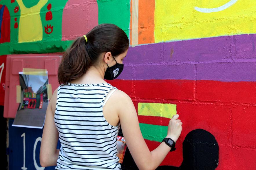  Taller de Graffiti  - Imagen de una joven que está participando el taller de Grafitti.