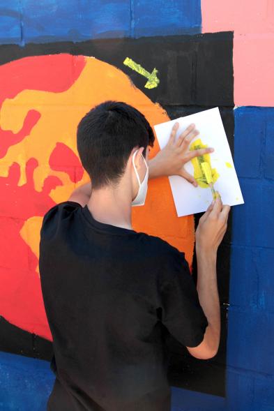  Taller de Graffiti  - Imagen de un joven que está participando el taller de Grafitti.