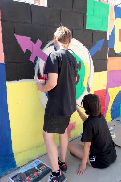  Taller de Graffiti  - Imagen de jóvenes pintando.