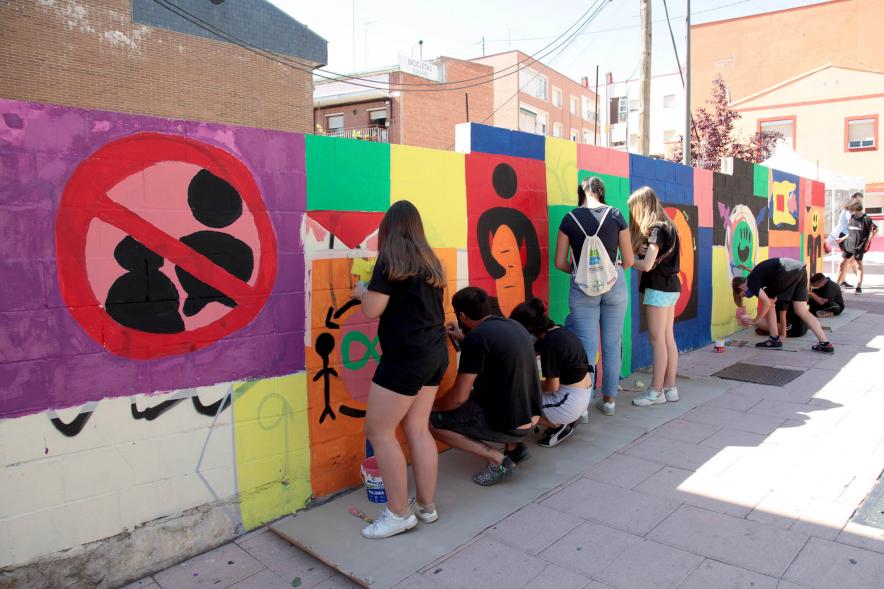 Taller de Graffiti  - Imagen de jóvenes pintando.