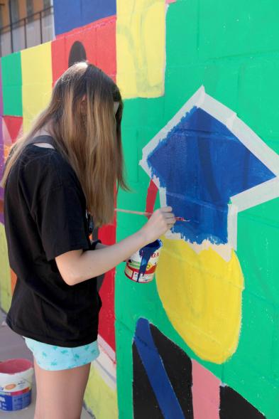 Taller de Graffiti  - Imagen de una joven que está participando el taller de Grafitti.