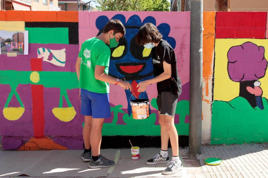 Taller de Graffiti  - Imagen de jóvenes pintando.