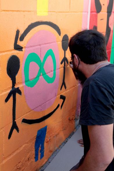 Taller de Graffiti  - Imagen de un joven que está participando el taller de Grafitti.